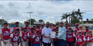 Entrega de un aporte en metálico a la Liga Deportiva Infantil de La Ermita