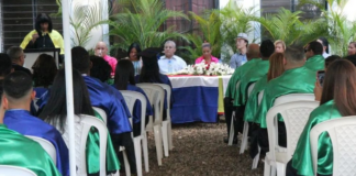 Acto de la 21va graduación del Centro Cultural y Tecnológico Winston Arnaud dirigido por el profesor Octavio Frías