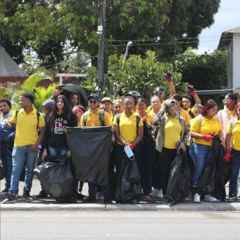 Operativo de Limpieza en Moca Integra a Estudiantes de Secundaria