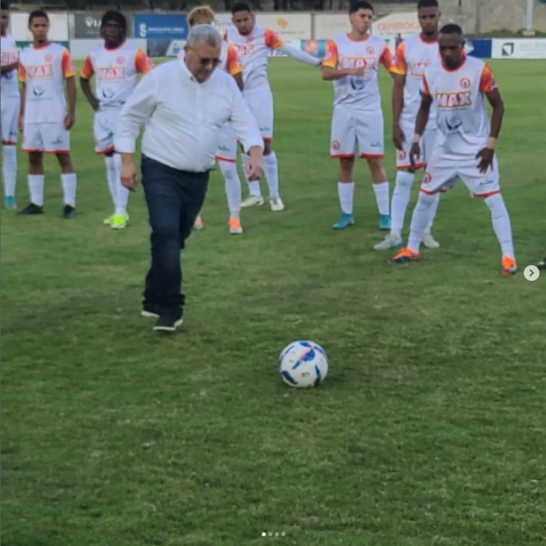 El alcalde hace saque de honor en Inicio del XI Torneo Nacional de Fútbol Profesional de la LDF en Moca