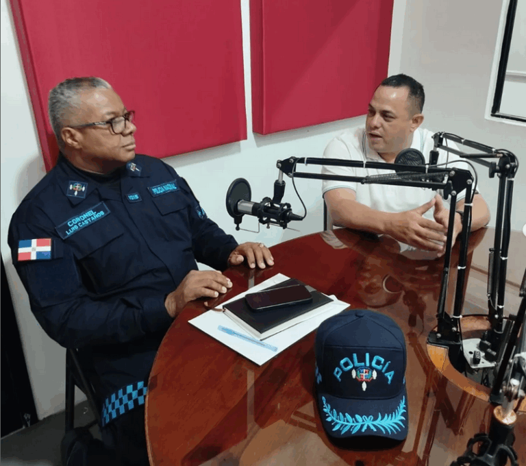 Coronel Simón Castaños Visita Moca FM para Fortalecer Lazos con los Medios y la Seguridad Ciudadana