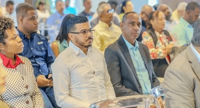 Funcionarios de Moca se capacitan en comunicación estratégica