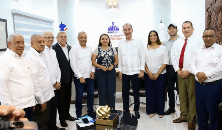 La Gobernación de Espaillat y el alcalde Reciben al Ministro del MESCYT Previo a la Entrega de 191 Becas