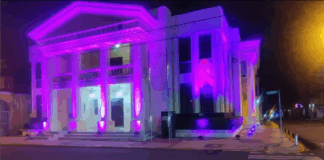 El Palacio Municipal de Moca se Ilumina de Púrpura en Apoyo a la Lucha contra el Cáncer de Mama en Mujeres Jóvenes