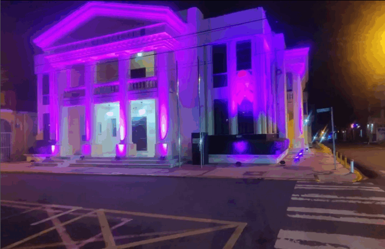 El Palacio Municipal de Moca se Ilumina de Púrpura en Apoyo a la Lucha contra el Cáncer de Mama en Mujeres Jóvenes