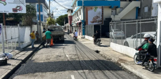 Ayuntamiento de Moca intensifica operativo de bacheo en más de diez vías principales