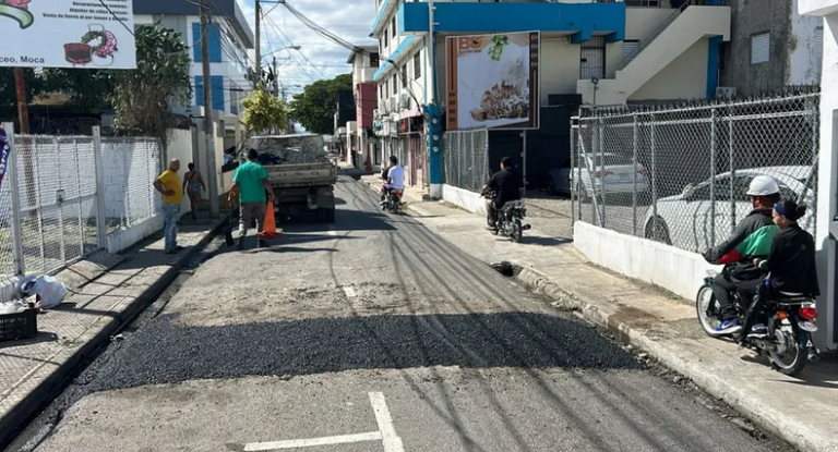 Ayuntamiento de Moca intensifica operativo de bacheo en más de diez vías principales