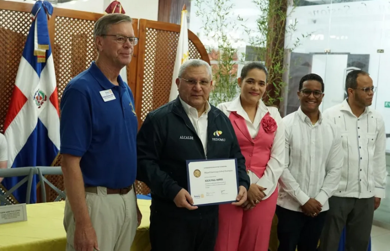 Alcalde Miguel Guarocuya Cabral es condecorado con el prestigioso «Botón Paul Harris» de Rotary International
