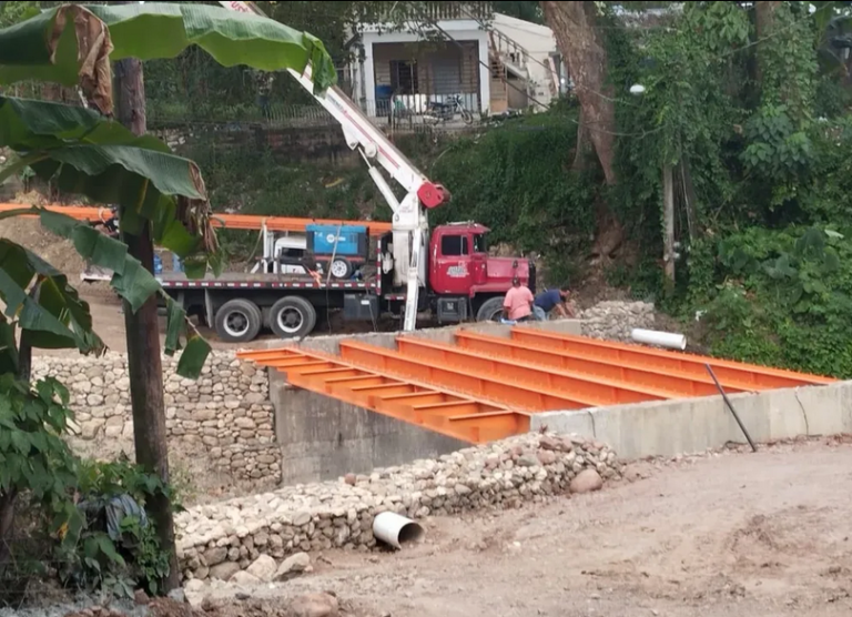 Avanza construcción del puente La Piragua-La Soledad: concluye fase de instalación de vigas de acero