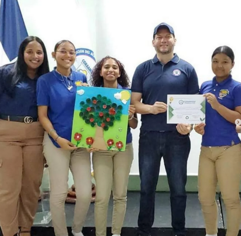 ESTUDIANTES DEL POLITÉCNICO EL AVE MARÍA CONMEMORAN EL DÍA MUNDIAL DEL RECICLAJE CON INNOVADORES PROYECTOS AMBIENTALES