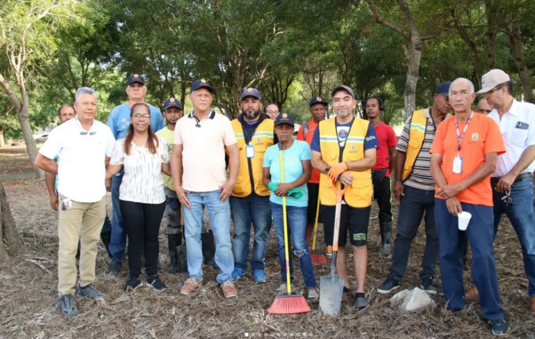 El Ayuntamiento de Moca extiende la jornada de «Barrio Limpio» en la urbanización Villa Carolina IV