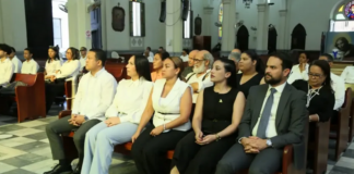 Emotivo marco de respeto y fervor patriótico