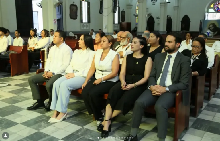 Emotivo marco de respeto y fervor patriótico