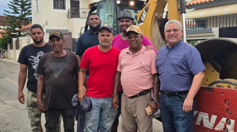 Alcaldía de Moca y MOPC amplían operativos de bacheo en residenciales del municipio